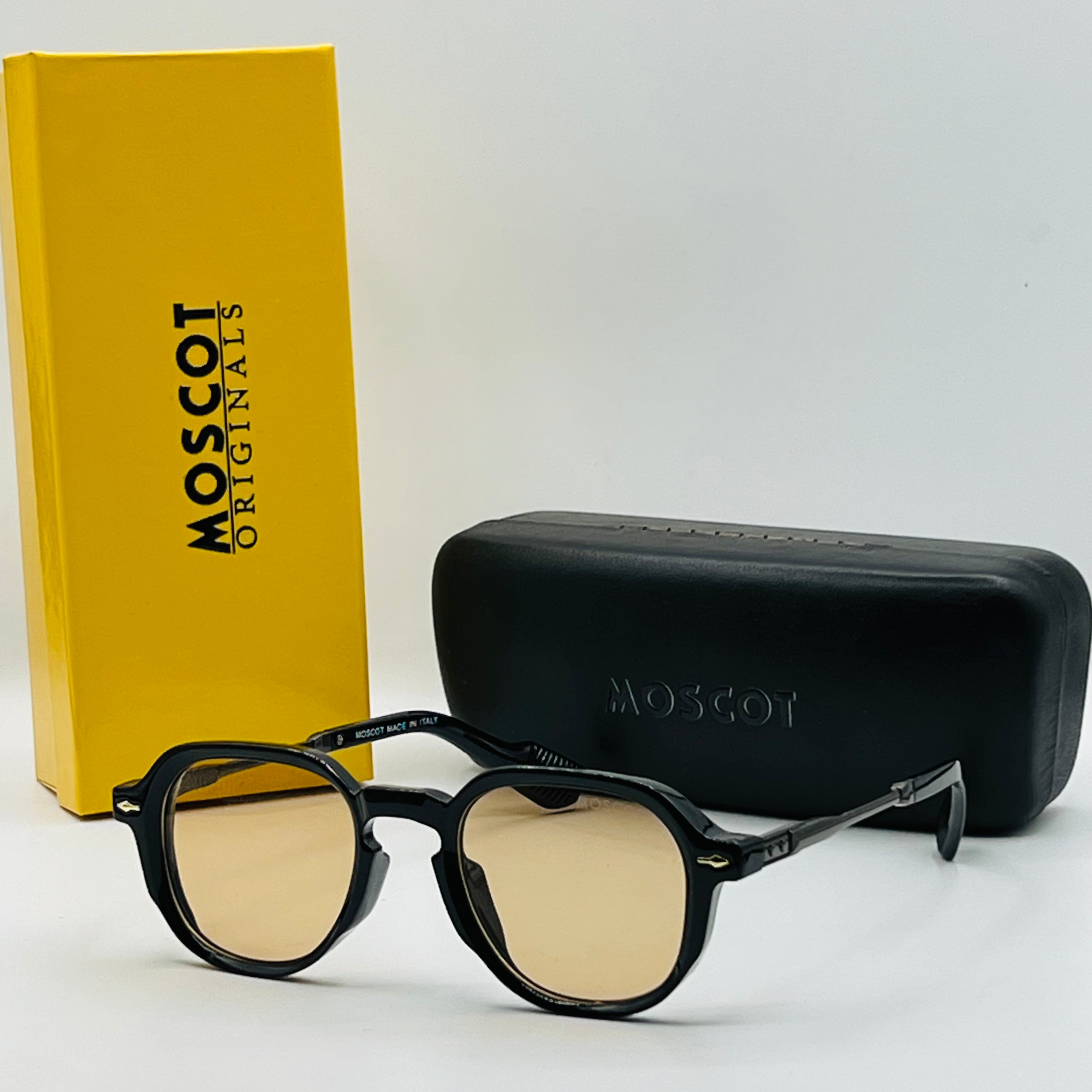 MOSCOT B